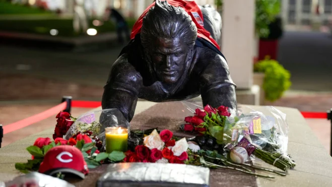 pete rose statue