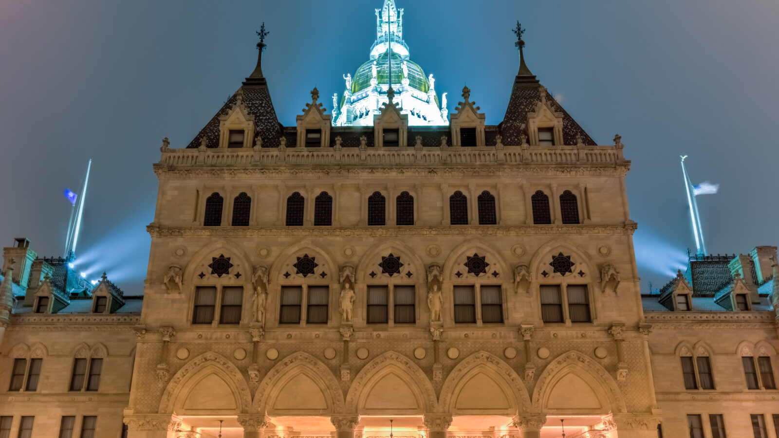 Connecticut sweeps ban bill