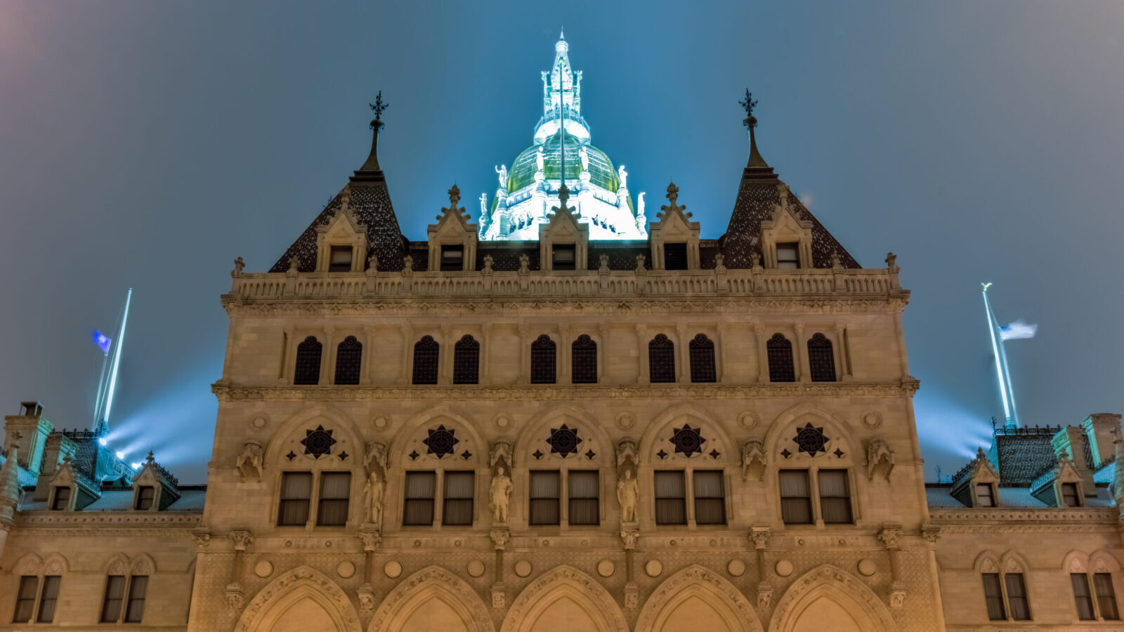 Connecticut sweeps ban bill