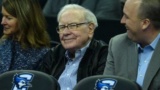 warren buffett courtside