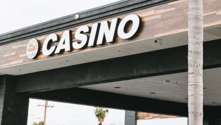 oceans-eleven-casino-sign-entrance